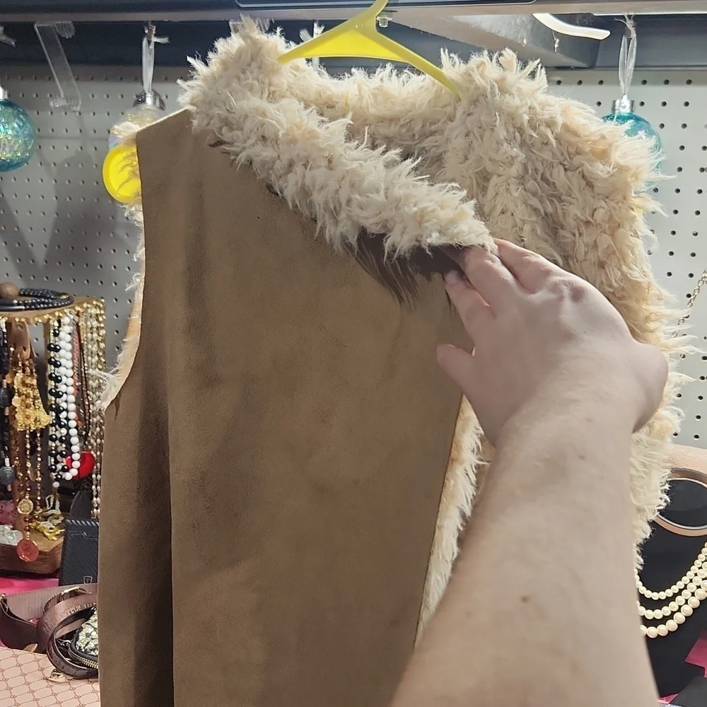 Stylish Tan Vest with Cream Fur Trim - Picture 3 of 3